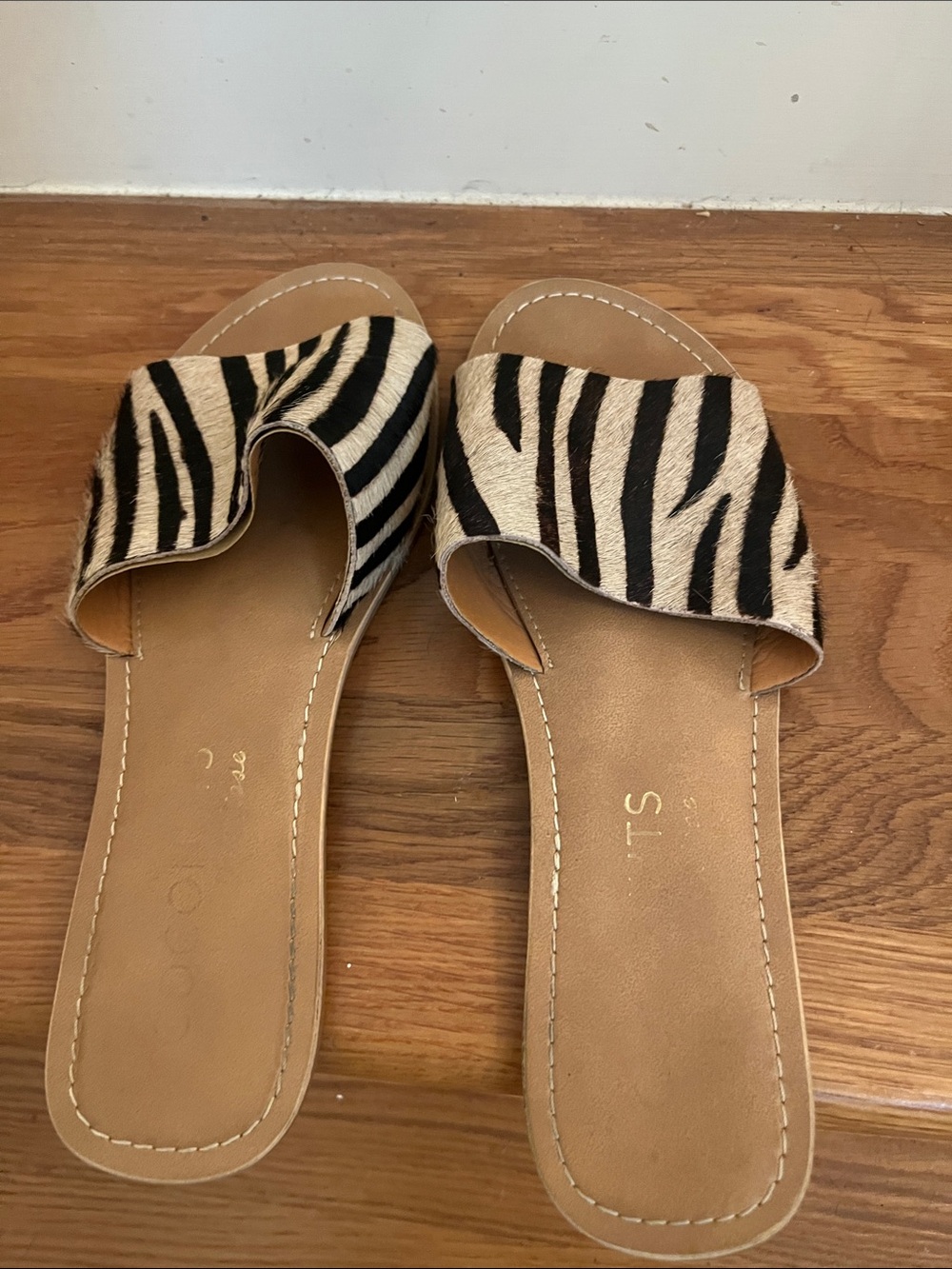 ❤️ 6 for 20 ❤️  Coconuts Zebra Print Slide Sandals in Black & Cream size 9